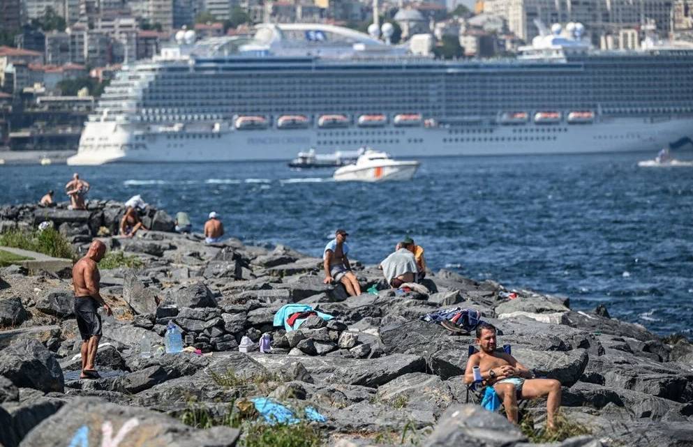 İstanbul gece nemden uyuyamadı. Bir ilçe yüzde 99 ile rekor kırdı 9